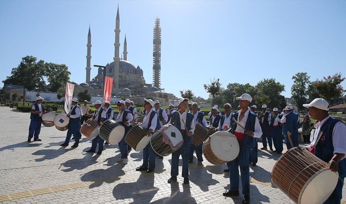 EDIRNE (AA) – Geleneksel kıyafetleriyle kentin cadde ve sokaklarını gezen