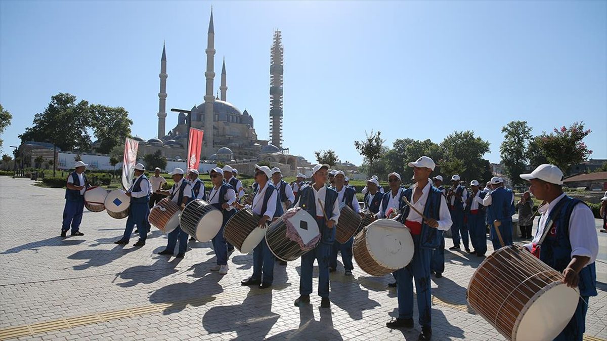 EDIRNE (AA) – Geleneksel kıyafetleriyle kentin cadde ve sokaklarını gezen