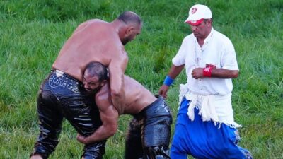 663. Tarihi Kırkpınar Yağlı Güreşleri'nde üçüncü tur müsabakaları tamamlanırken, 8