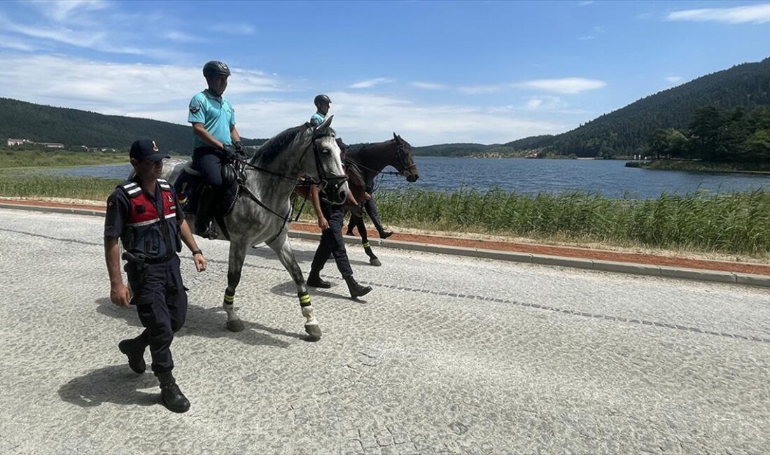 Bolu'nun doğal güzellikleriyle ünlü Abant Gölü Milli Parkı'nda atlı jandarma