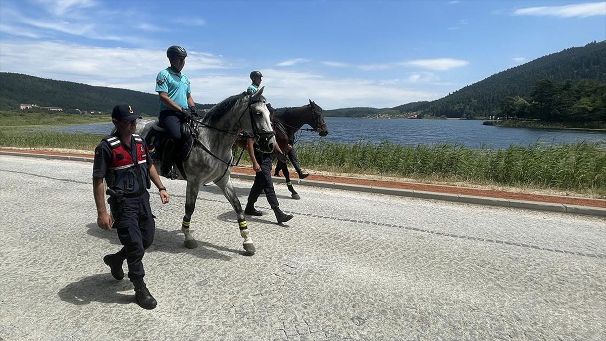 Bolu'nun doğal güzellikleriyle ünlü Abant Gölü Milli Parkı'nda atlı jandarma