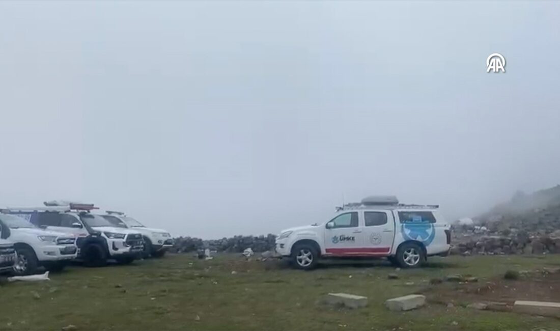 Tırmandıkları Ağrı Dağı'nda olumsuz hava koşulları nedeniyle kaybolan 2 kişinin