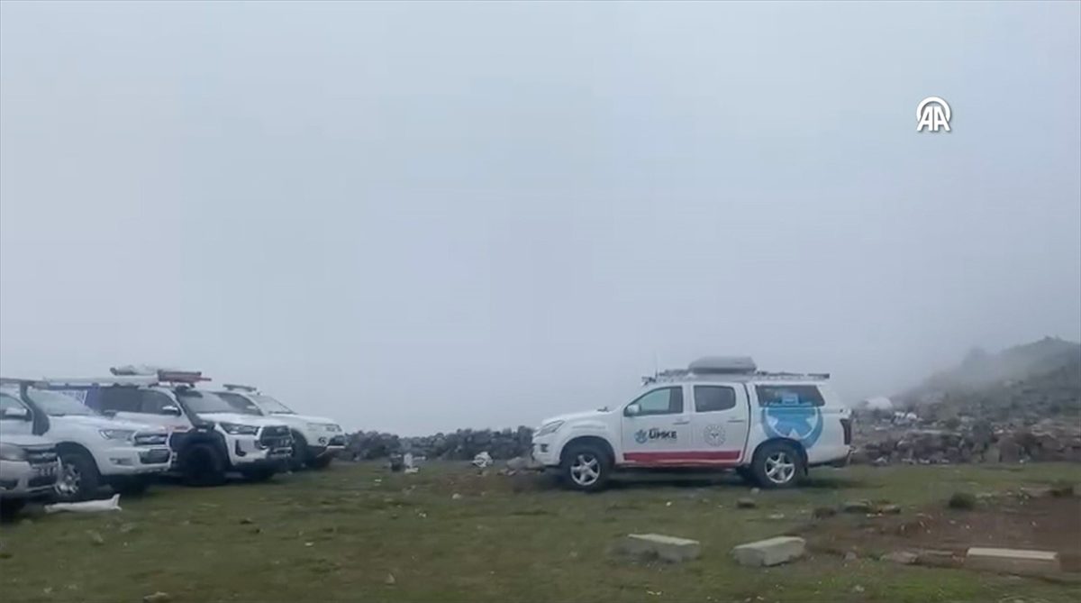 Tırmandıkları Ağrı Dağı'nda olumsuz hava koşulları nedeniyle kaybolan 2 kişinin