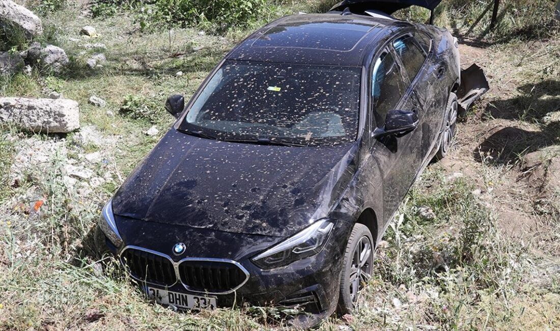 Ağrı'nın Eleşkirt ilçesinde birinde taziyeye gidenlerin bulunduğu 2 otomobilin çarpışması