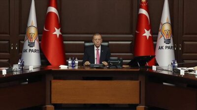 Parti genel merkezindeki AK Parti MYK toplantısı saat 15.50'de başladı.
