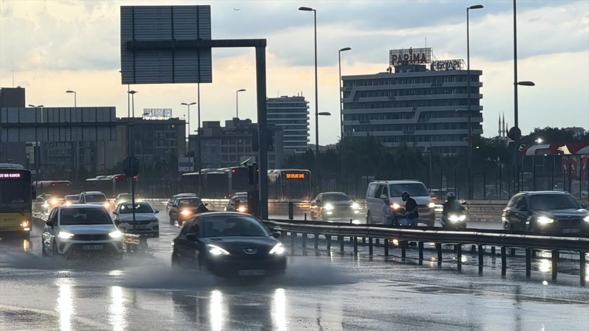 İstanbul Büyükşehir Belediyesi (İBB) Afet Koordinasyon Merkezi (AKOM), kentte öğle
