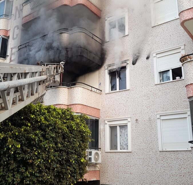 ANTALYA (AA) – Antalya'nın Alanya ilçesinde apartman dairesinde çıkan yangın,