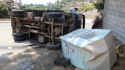 Sürücüsünün ismi henüz öğrenilemeyen 07 APR 810 plakalı demir ve