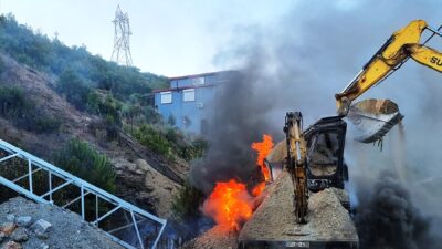 ANTALYA (AA) – Antalya'nın Alanya ilçesinde iş makinesinin elektrik tellerine