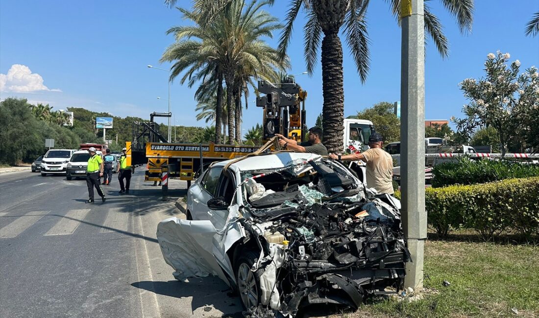 ANTALYA (AA) – Antalya'nın Alanya ilçesinde otomobil ile kamyonetin çarpışması