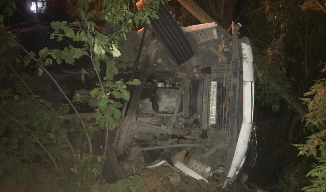 ANTALYA (AA) – Antalya'nın Alanya ilçesinde şarampole devrilen kamyondaki bir