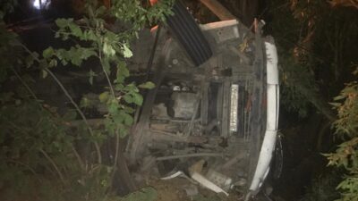 ANTALYA (AA) – Antalya'nın Alanya ilçesinde şarampole devrilen kamyondaki bir