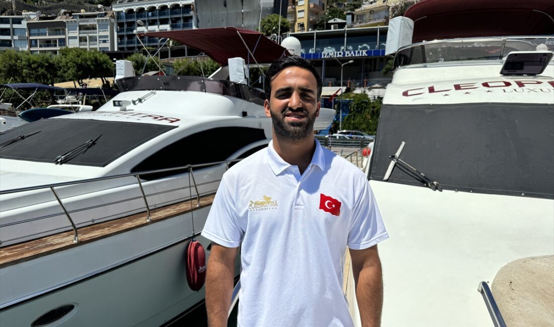 ANTALYA (AA) – Antalya'nın Alanya ilçesinde sörf yapan tur teknesi