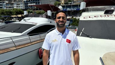 ANTALYA (AA) – Antalya'nın Alanya ilçesinde sörf yapan tur teknesi