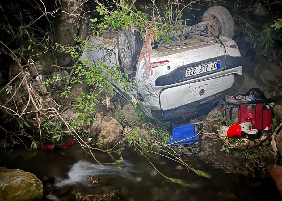 ANTALYA (AA) – Antalya'nın Alanya ilçesinde uçuruma devrilen otomobilde sıkışan