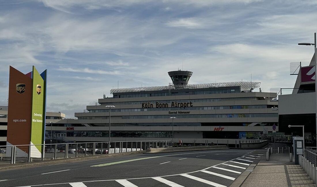 Almanya'da iklim aktivistlerinin Köln-Bonn Havalimanı'nda gerçekleştirdiği eylemin hava trafiğinin aksamasına
