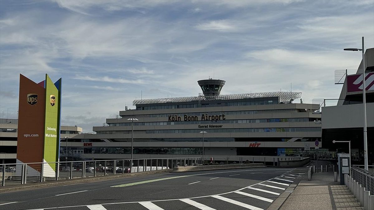 Almanya'da iklim aktivistlerinin Köln-Bonn Havalimanı'nda gerçekleştirdiği eylemin hava trafiğinin aksamasına