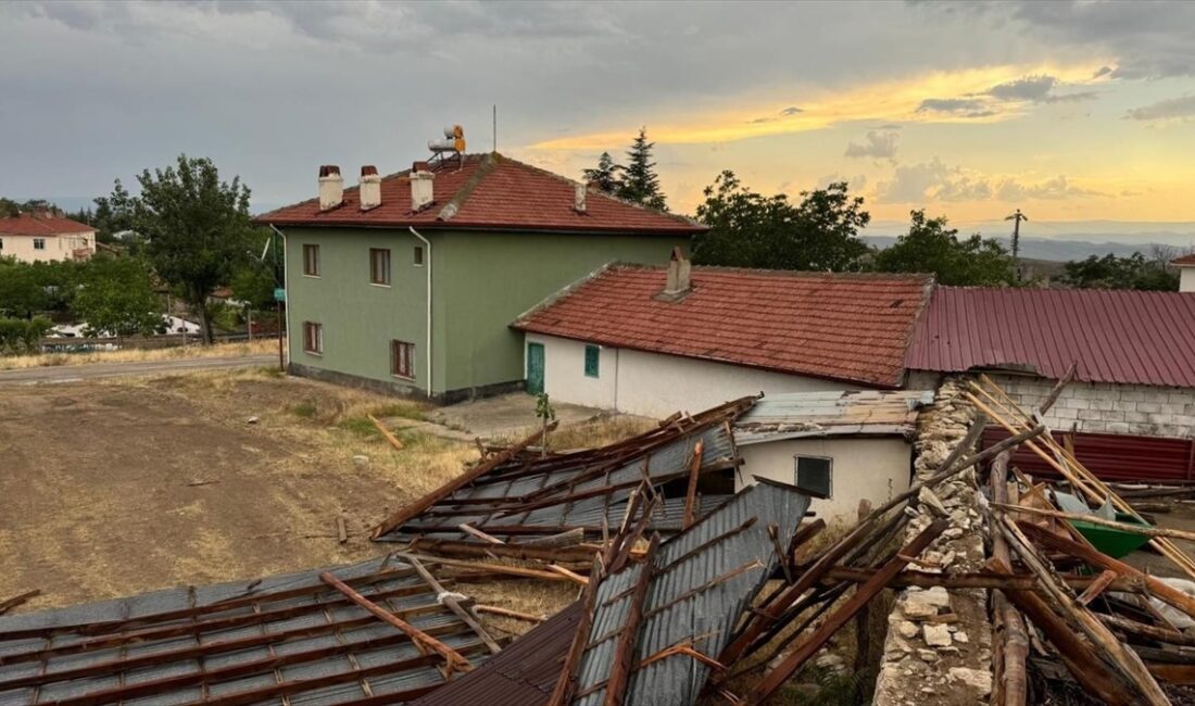 Ankara'nın Beypazarı ilçesinde etkili olan kuvvetli rüzgar nedeniyle bazı ev,