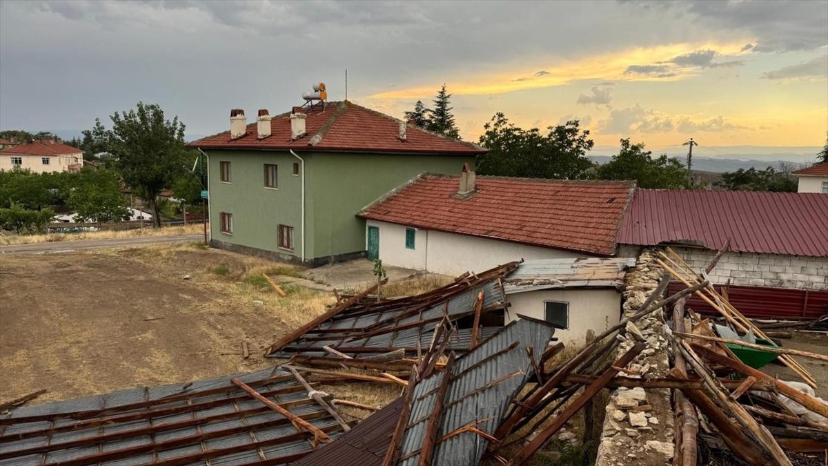 Ankara'nın Beypazarı ilçesinde etkili olan kuvvetli rüzgar nedeniyle bazı ev,