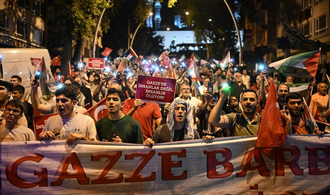 ANKARA (AA) – Platform üyeleri, Kocatepe Camisi’nde kılınan akşam namazının