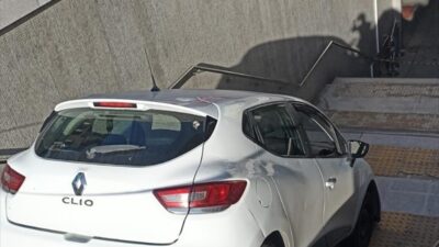 Ankara'da kontrolden çıkan otomobil, Kızılay'daki metro istasyonunun girişine düştü.