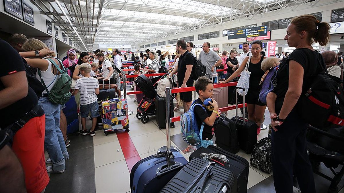 Antalya Havalimanı'nda haziranda gelen giden olmak üzere 5 milyon 87