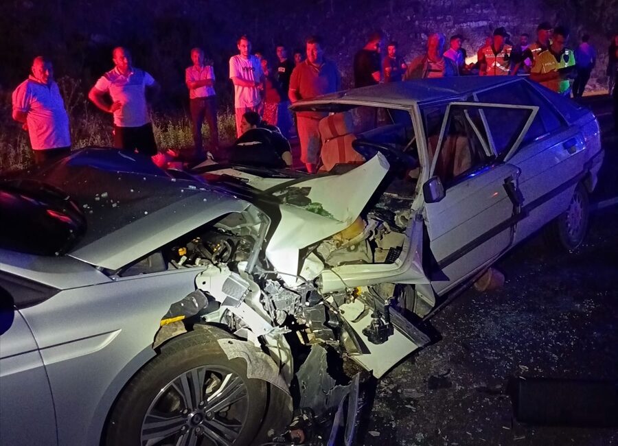 BURDUR (AA) – Antalya-Isparta kara yolunda iki otomobilin çarpışması sonucu