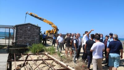 Antalya'da, Aksu Çayı'nın kenarındaki kaçak konteynerlerin kaldırılması için Aksu Belediyesince