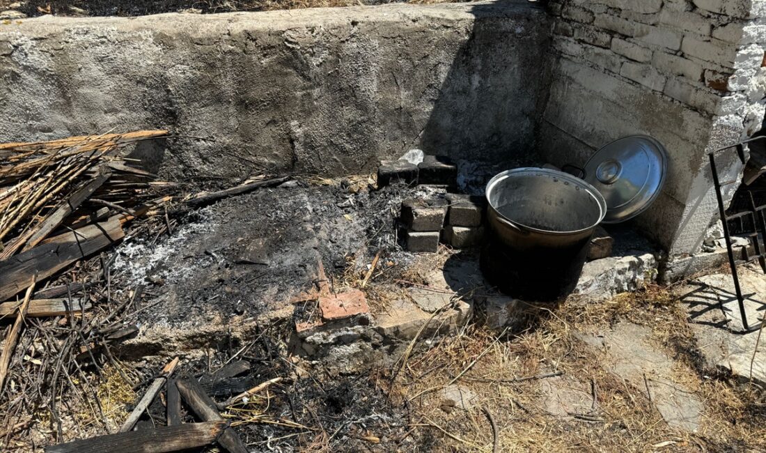 Antalya'nın Akseki ilçesindeki tarihi düğmeli evin bahçesinde çıkan yangında içerisinde