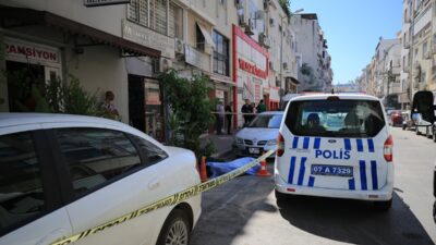 ANTALYA (AA) – Antalya'nın Muratpaşa ilçesinde bir kişi sokakta ölü