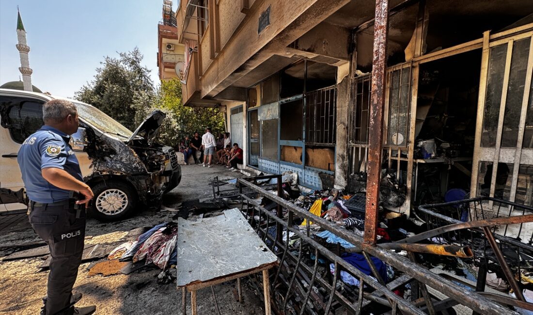 Antalya'nın Kepez ilçesinde bir tekstil atölyesi deposu ile kamyonet yandı.