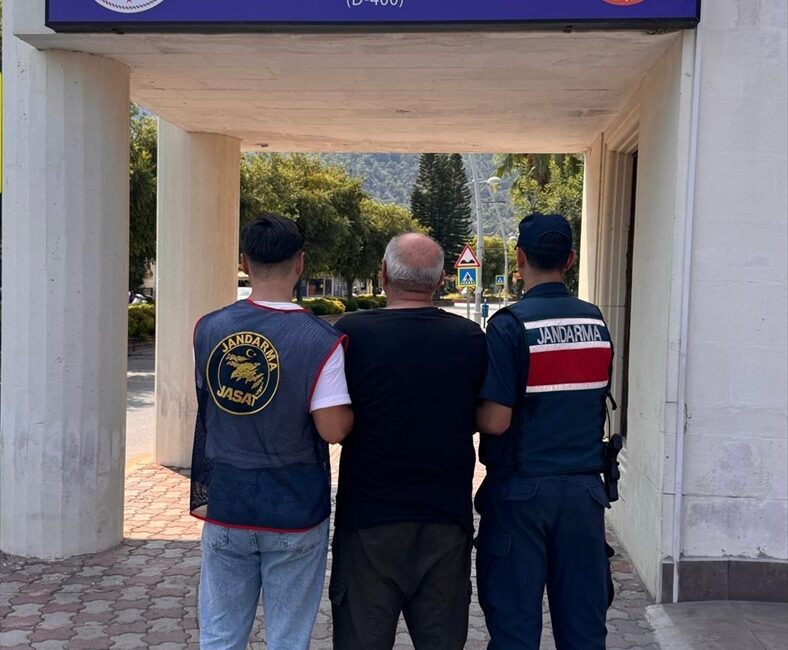 Antalya'da arananların yakalanmasına yönelik çalışma başlatıldı. Yürütülen operasyonda, biri Interpol