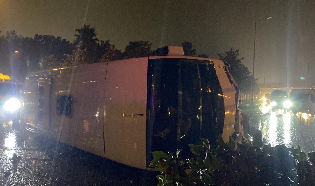 ANTALYA (AA) – Antalya'nın Kepez ilçesinde devrilen midibüsün sürücüsü yaralandı.