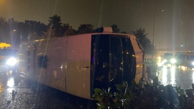 ANTALYA (AA) – Antalya'nın Kepez ilçesinde devrilen midibüsün sürücüsü yaralandı.