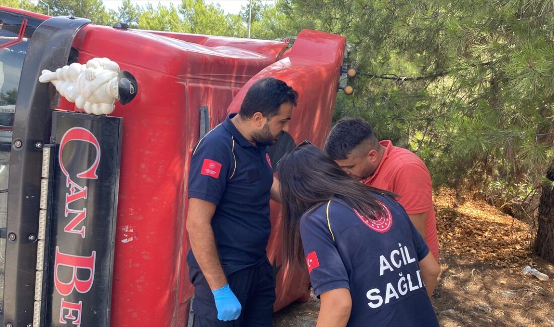 Antalya'nın Aksu ilçesinde devrilen tırın sürücüsü yaralandı.