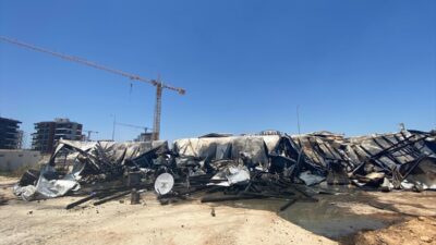 Antalya'nın Aksu ilçesinde çıkan yangında inşaat işçilerinin kullandığı 6 konteyner