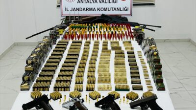 Antalya'da Kepez ilçesinde silah ve uyuşturucu kaçakçılığı yaptığı ileri sürülen