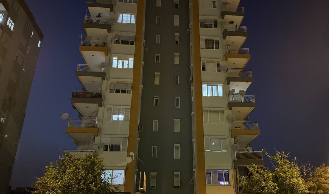 - Kapıyı kırarak eve giren ekiplerce dışarı çıkarılan şahıs, hastaneye