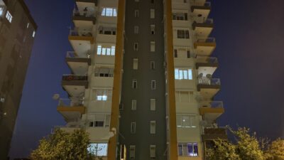 - Kapıyı kırarak eve giren ekiplerce dışarı çıkarılan şahıs, hastaneye