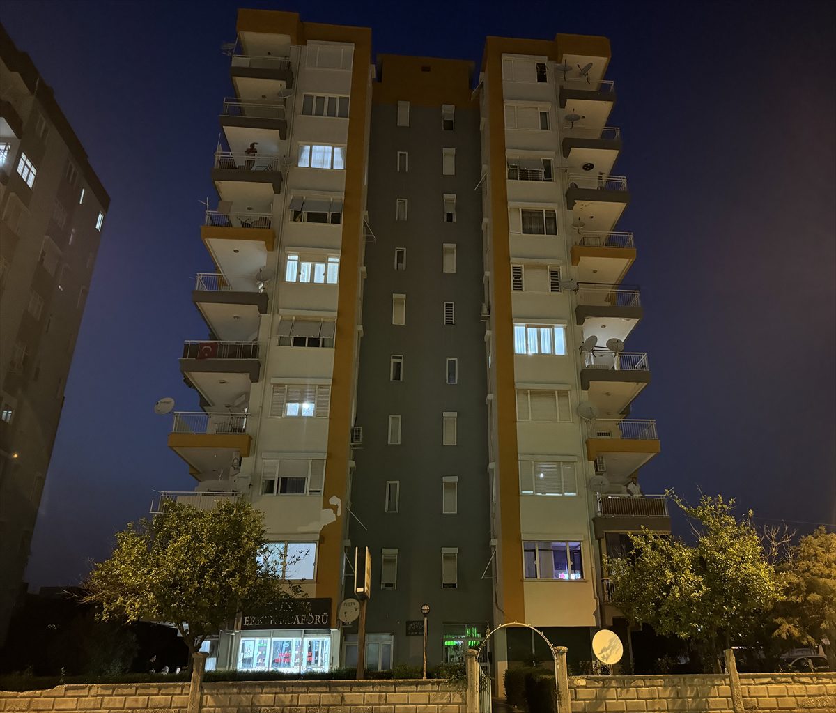- Kapıyı kırarak eve giren ekiplerce dışarı çıkarılan şahıs, hastaneye