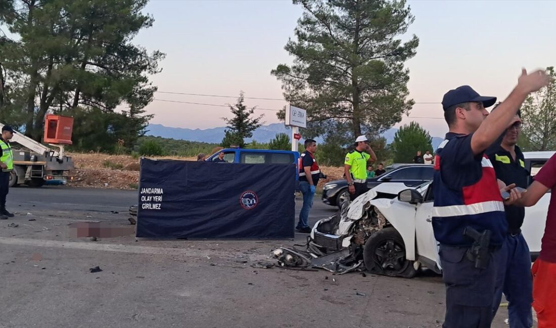 ANTALYA (AA) – Antalya'nın Aksu ilçesinde, traktör ile otomobilin çarpışması