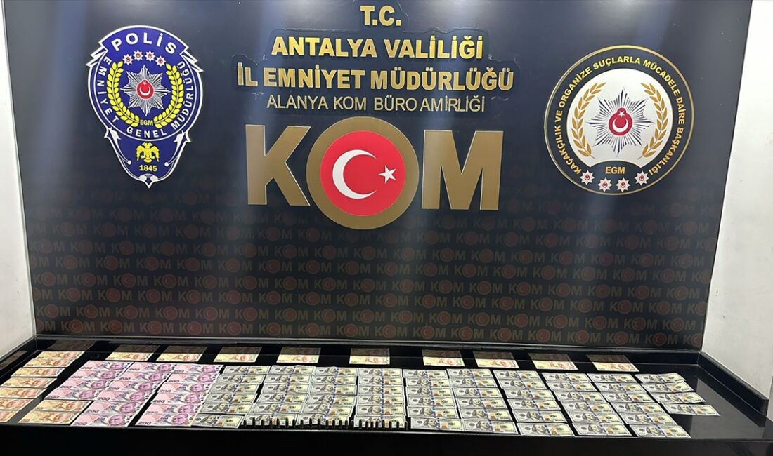 ANTALYA (AA) – Antalya'nın Alanya ilçesinde piyasaya sahte para sürdürdükleri