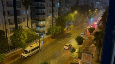 ANTALYA (AA) – Antalya'da sağanak ve fırtına hayatı olumsuz etkiledi.