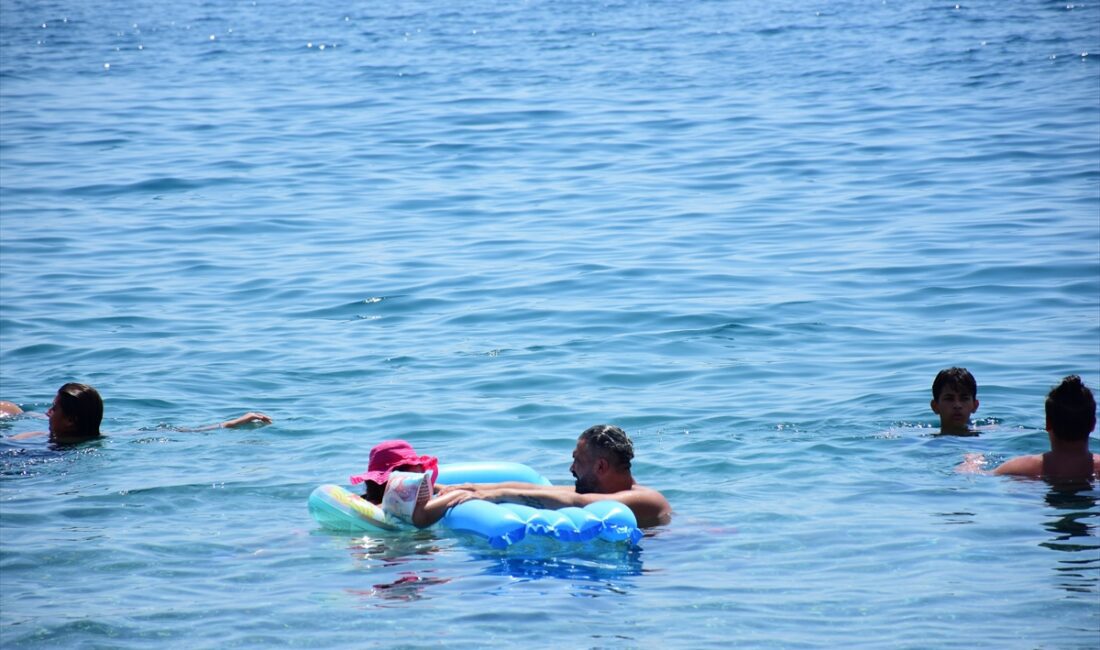 ANTALYA (AA) – Antalya'da 40 dereceyi aşan sıcak havadan bunalanlar