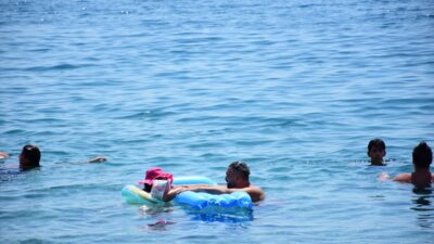 ANTALYA (AA) – Antalya'da 40 dereceyi aşan sıcak havadan bunalanlar