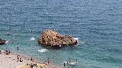 ANTALYA (AA) – Antalya'da etkili olan sıcak hava ve nemden