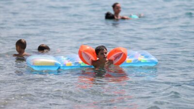 ANTALYA (AA) – Antalya'da etkili olan sıcak hava ve nemden