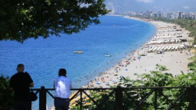 ANTALYA (AA) – Antalya'da etkili olan sıcak hava ve nemden