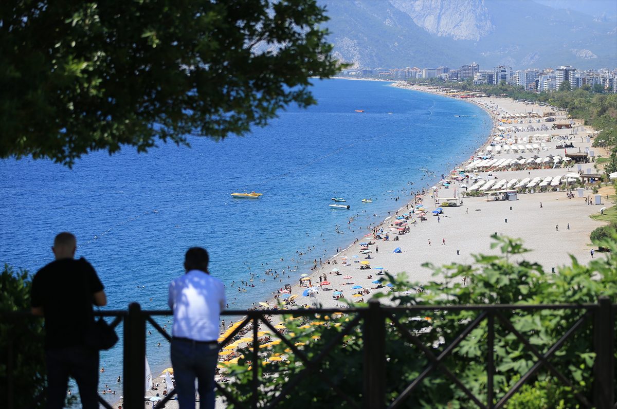 ANTALYA (AA) – Antalya'da etkili olan sıcak hava ve nemden