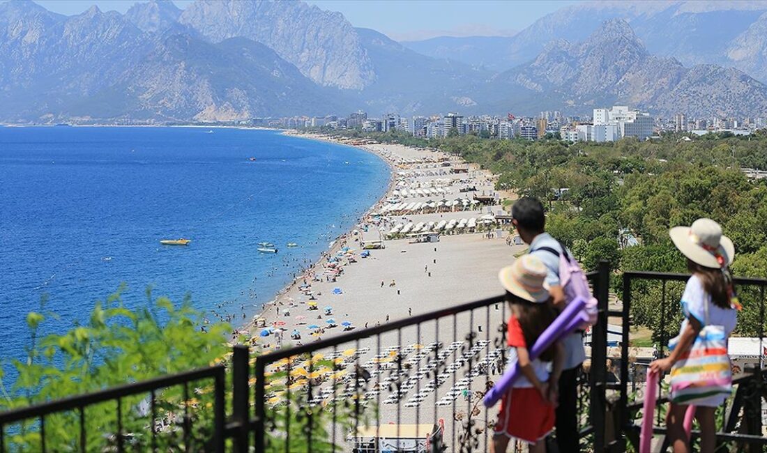 Antalya'da etkili olan sıcak hava ve nemden bunalanlar sahillerde ve